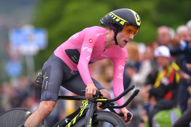 Simon Yates gives it everything during the stage 16 time trial at the 2018 Giro