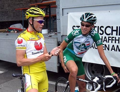 Chris Horner (Saunier Duval) and Saul Raisin (Credit Agricole) chat before the start.
