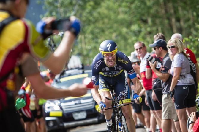 Rory Sutherland (Saxo-Tinkoff) makes his way through the fans.
