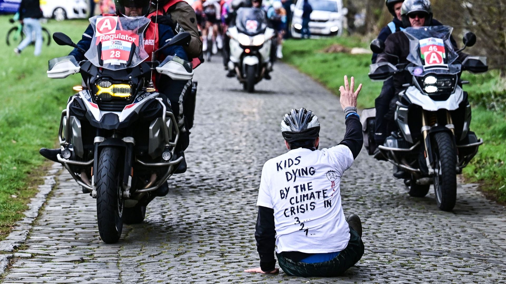 New season, same vulnerability: protester causes chaos at Ronde van Brugge