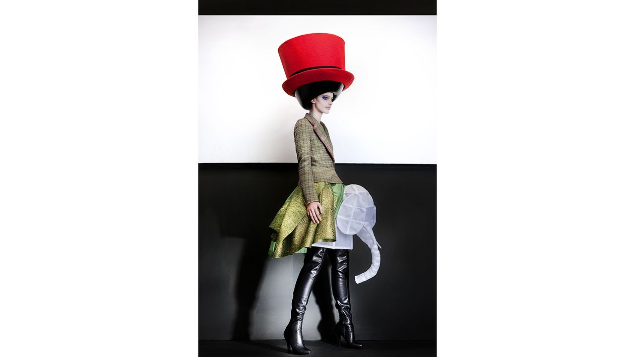 9._the_vulgar._walter_van_beirendonck_fall_winter_2010-11._2hat_stephen_jones_cronald_stoops.jpg
