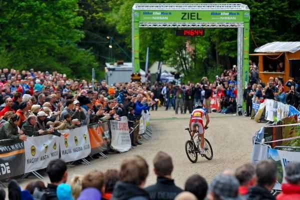 Julien Absalon (Orbea) crosses the line.