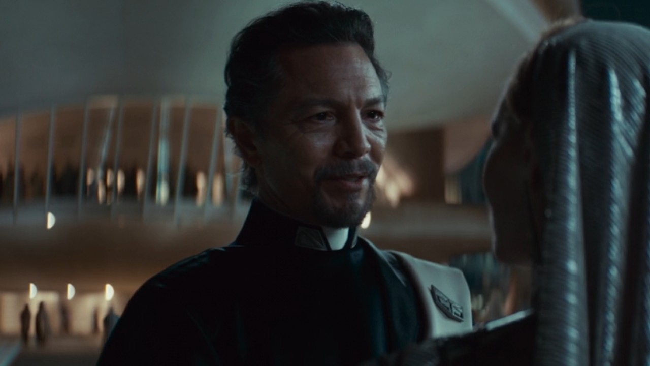 Bail Organa (Benjamin Bratt) speaks to Mon Mothma and Perrin on Andor.