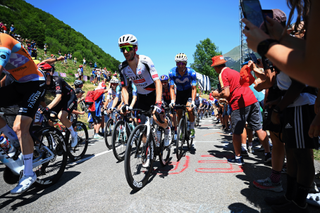 Adam Yates struggles against stomach problems and time cut to survive stage 17 of Tour de France