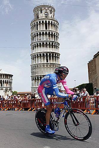 Paolo Fornaciari (Lampre-Fondital) rides past the leaning tower of Pisa