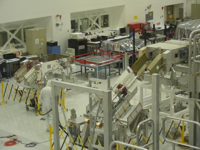 Inside a &#039;Clean Room&#039;: NASA Puts Mars Rover Together