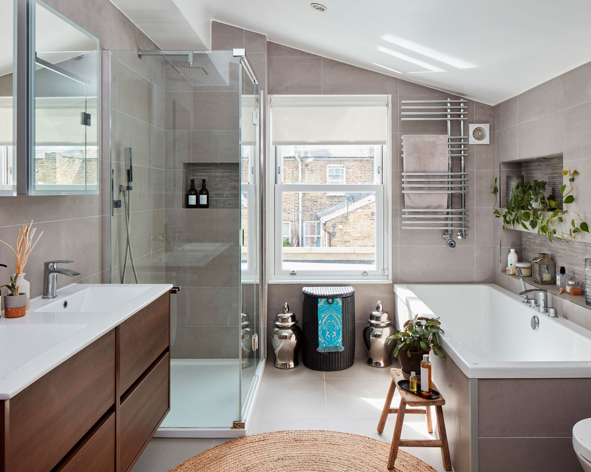 Rumah bergaya Victoria telah diperluas ke luar dan ke atas untuk menciptakan rumah yang ringan, lapang, dan ramah