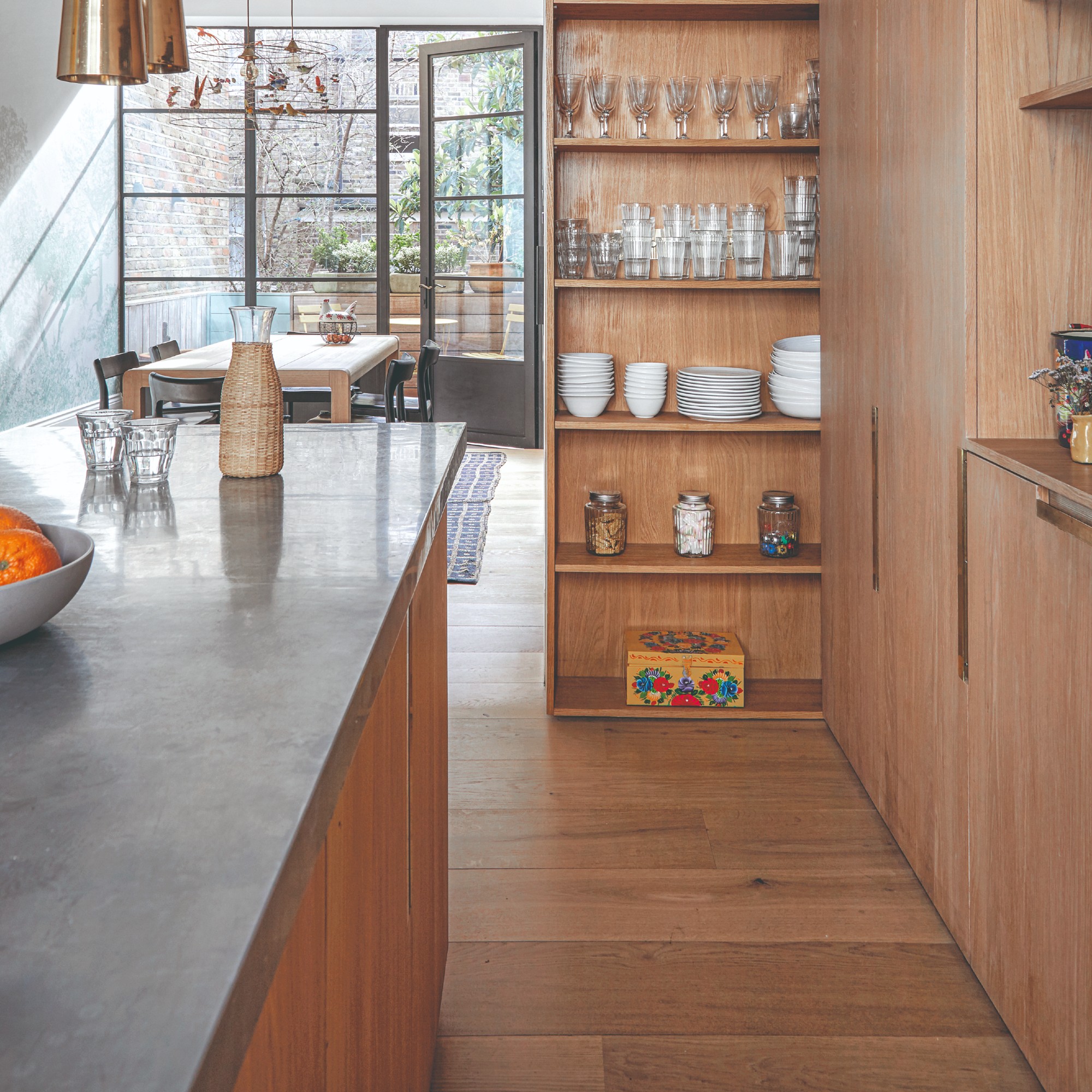 Una cocina natural de madera con tablas de madera y estanterías abiertas