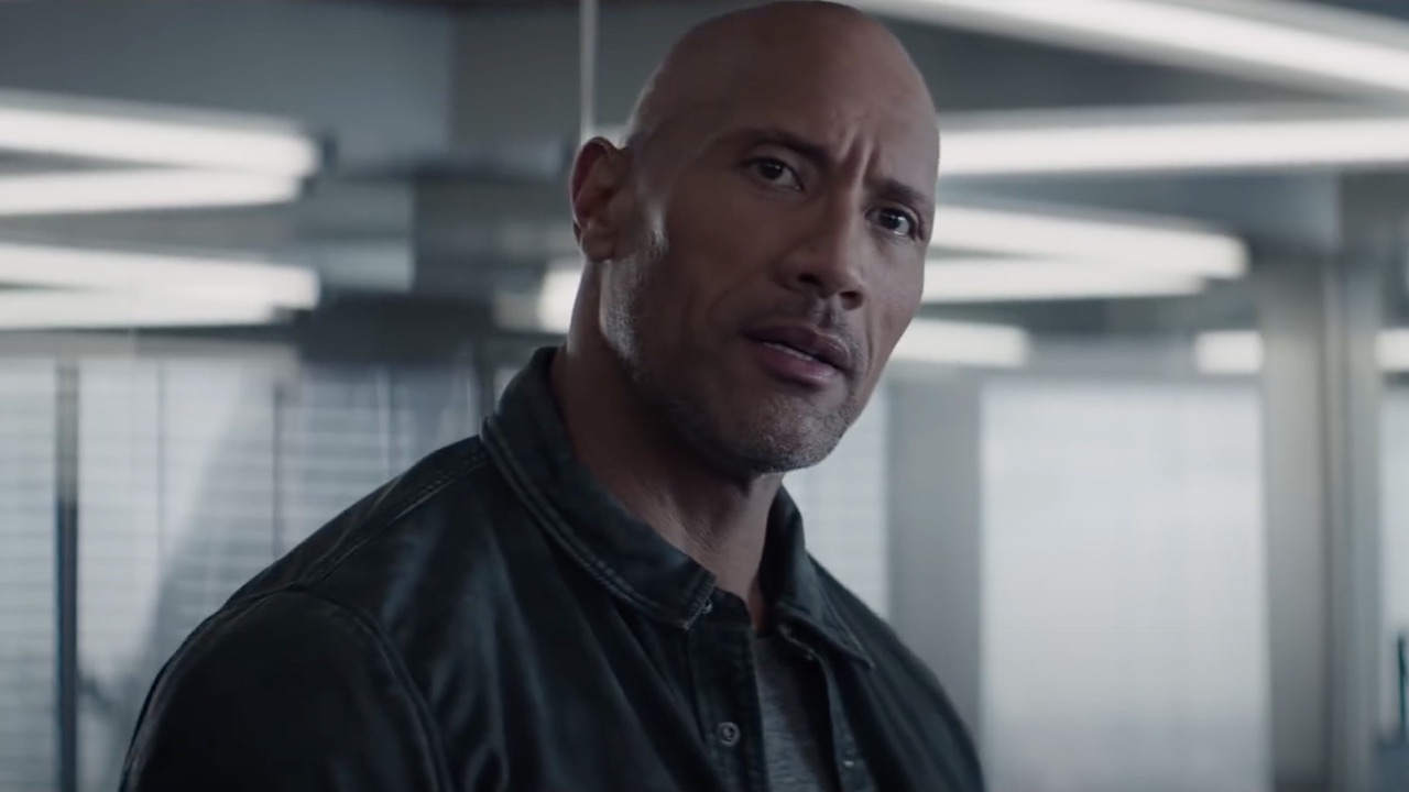 Dwayne Johnson schaut sich Jason Statham in „Hobbs und Shaw“ an