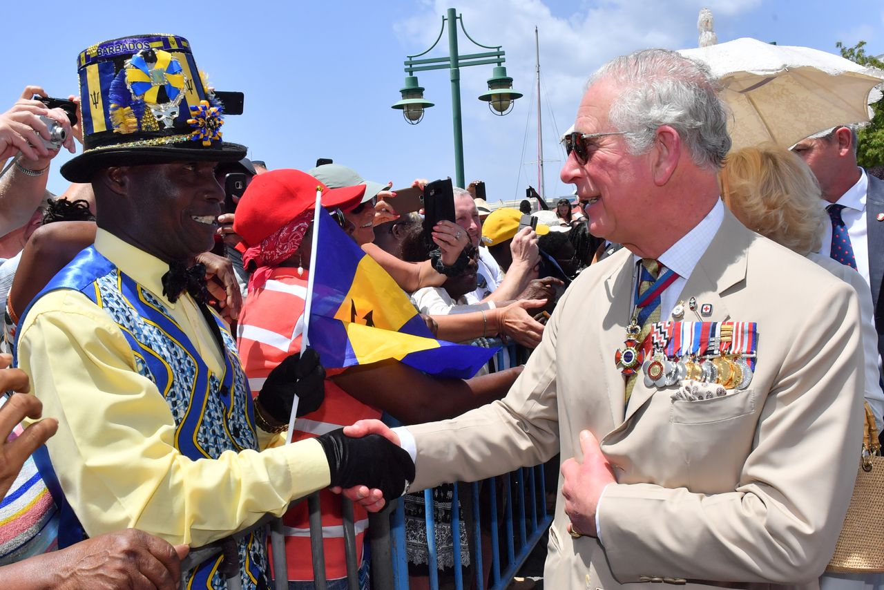 Pangeran Charles berjabat tangan dengan seorang pria di Barbados dalam kunjungan kerajaan