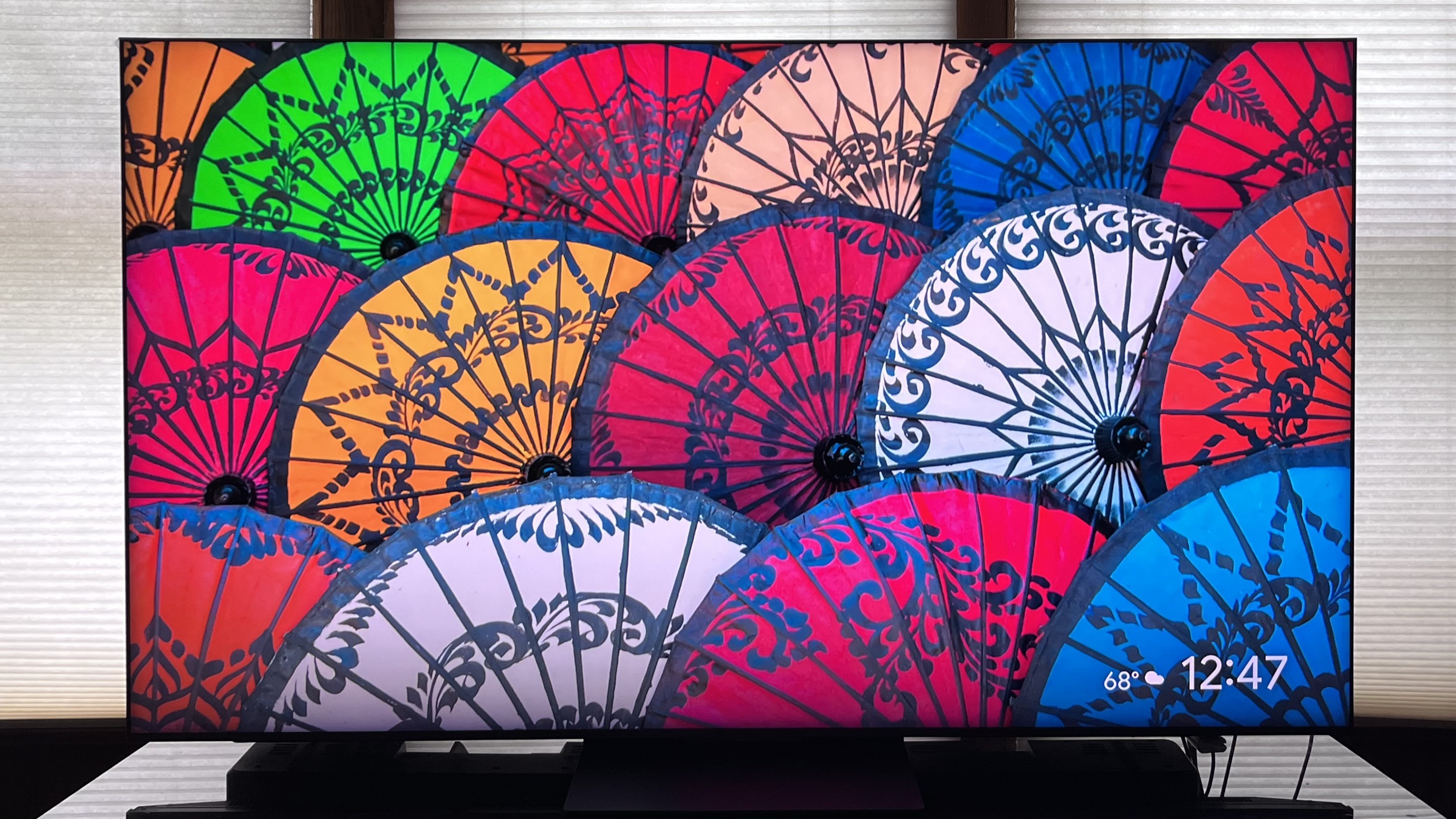 TCL QM8K showing abstract colorful image