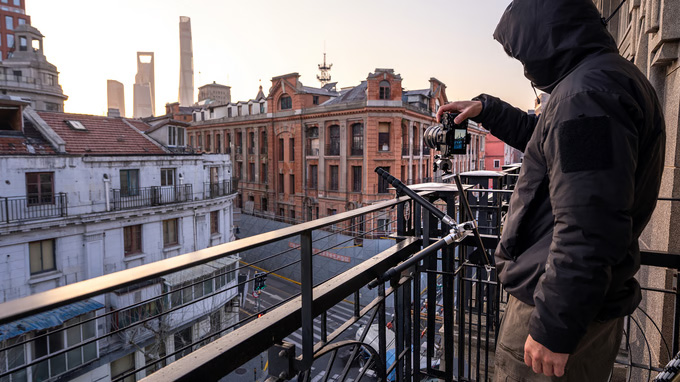 The Silence Corner Viperpod has a retractable hook for clinging to objects