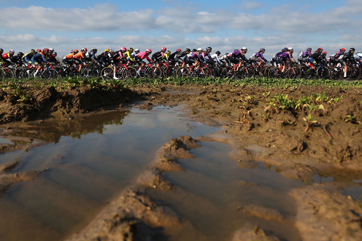 The peloton during the OHN Women 2025