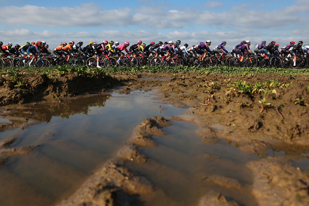 The peloton during the OHN Women 2025