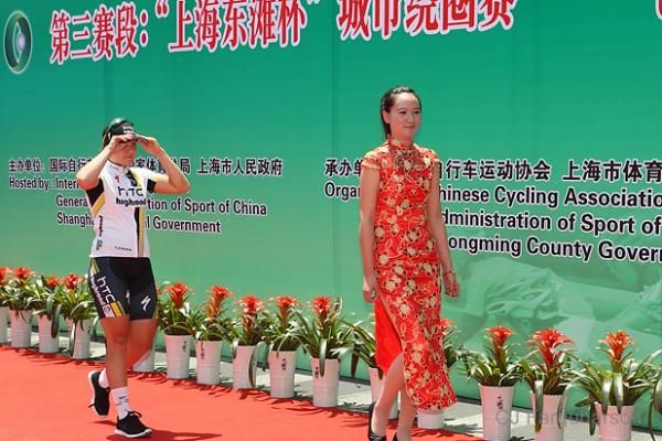 The stage winner marches to the podium - Chloe Hosking (HTC-HighRoad).