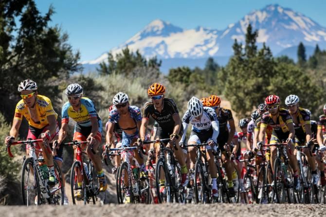 The peloton on the way up to the feed zone.