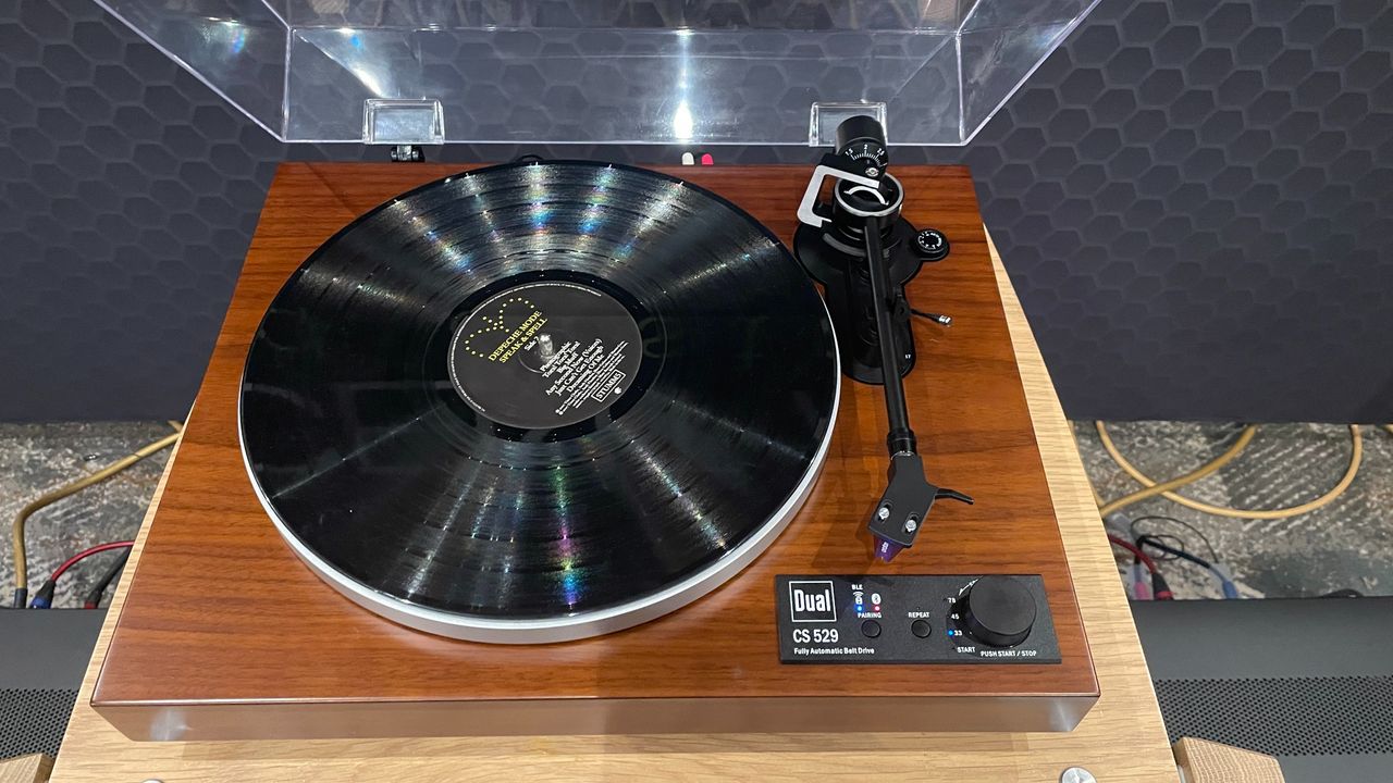 Dual CS 529 BT turntable in walnut finish on demo