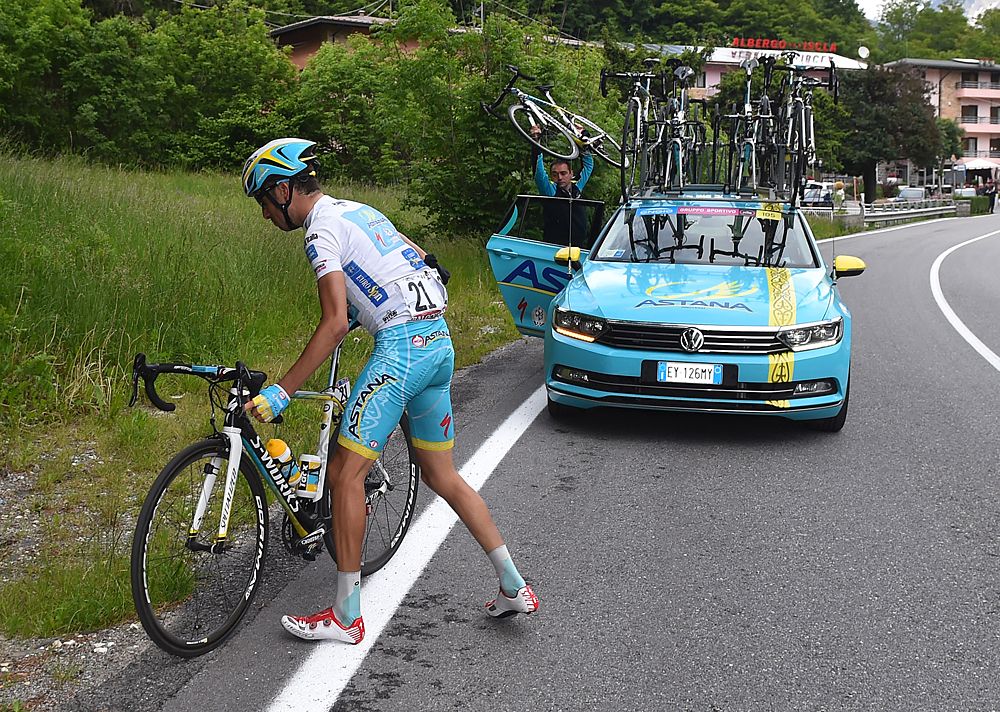 Aru gets a bike change