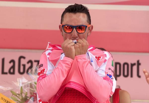 Joaquim Rodriguez (Katusha) pulls on pink on stage 10