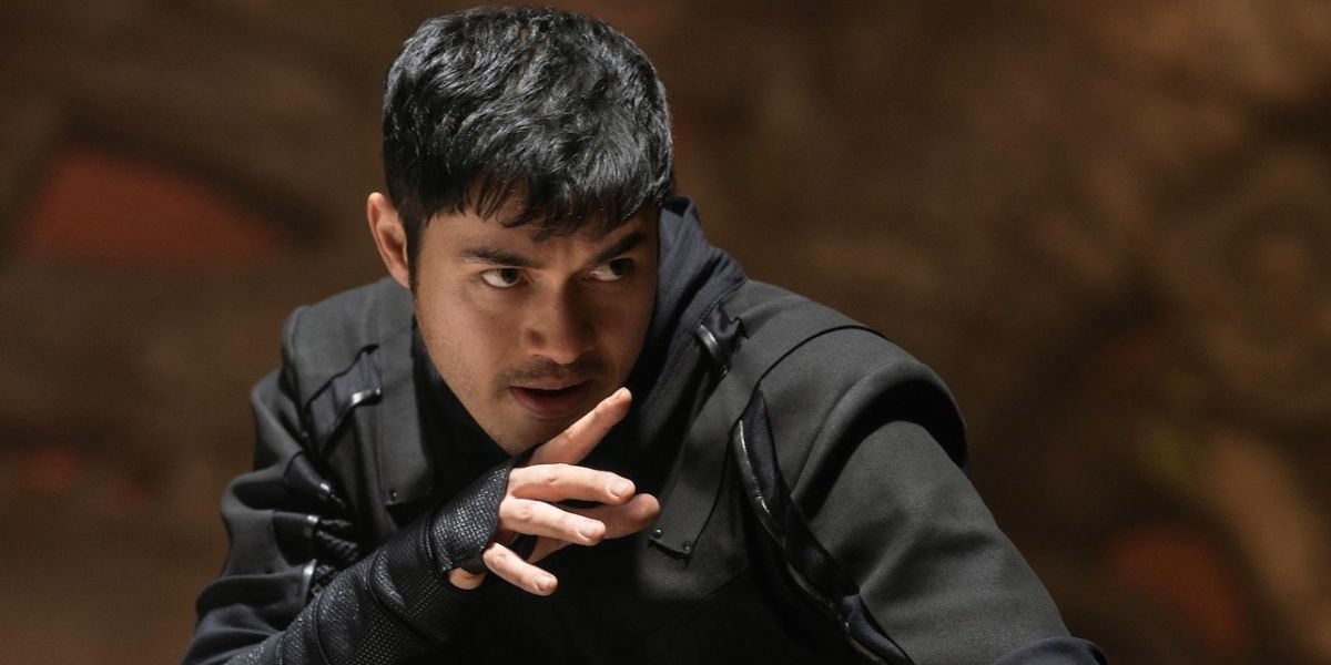 Henry Golding prepares to fight in Snake Eyes.