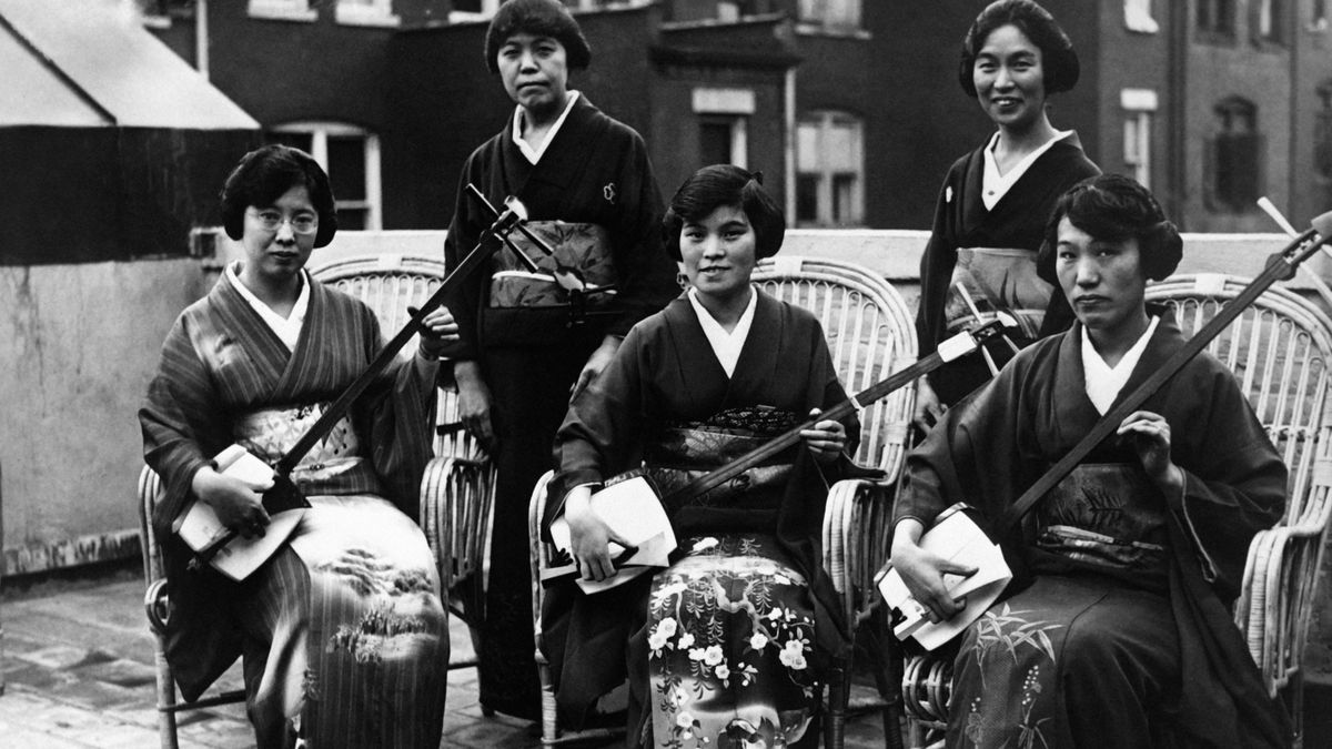 Un orchestre de femmes japonaises et leur instrument appelé &#039;Shamisen&#039; entreprend une tournée à travers l&#039;Europe, circa 1930