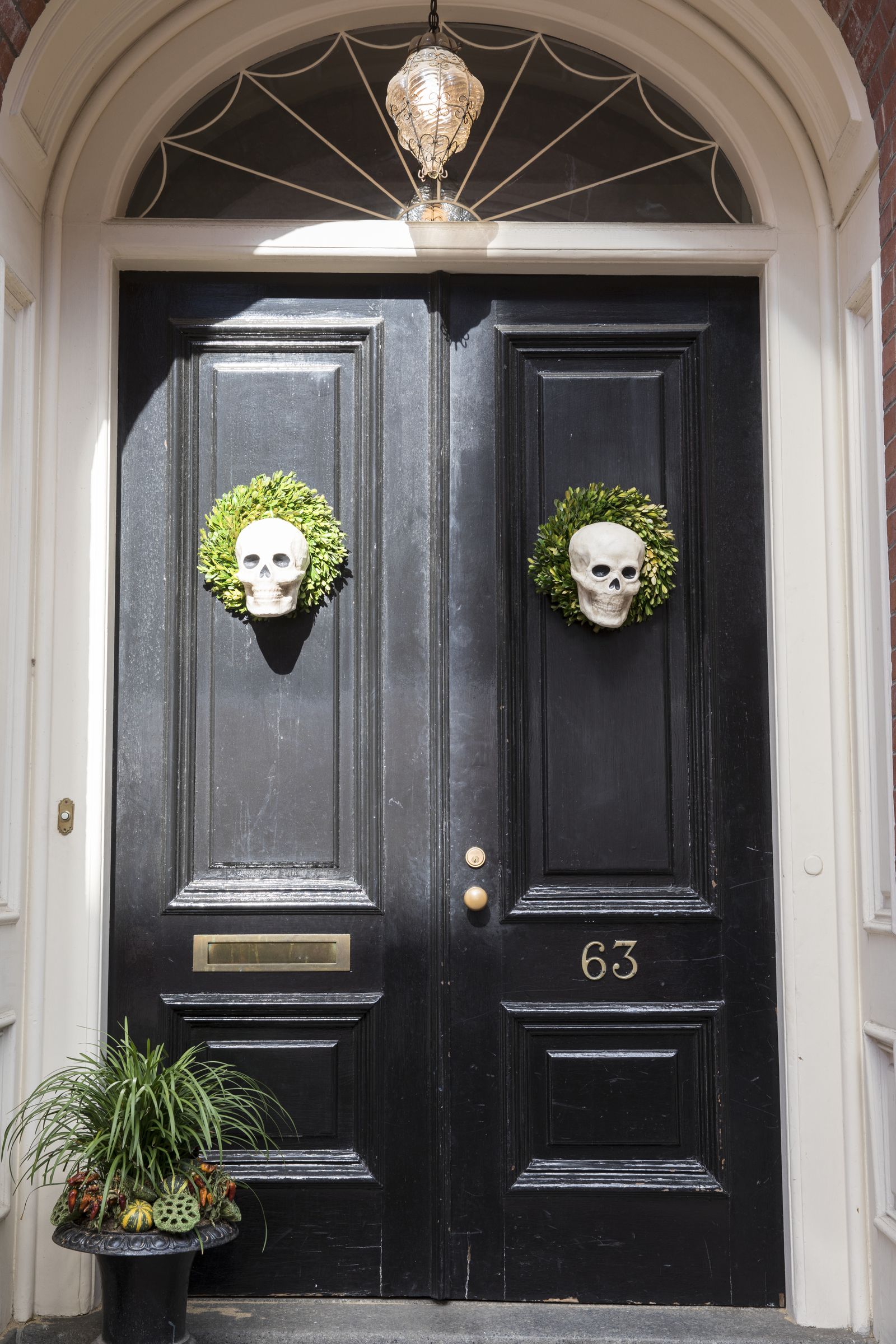 6 Last-Minute Halloween Door Decor Ideas | Livingetc