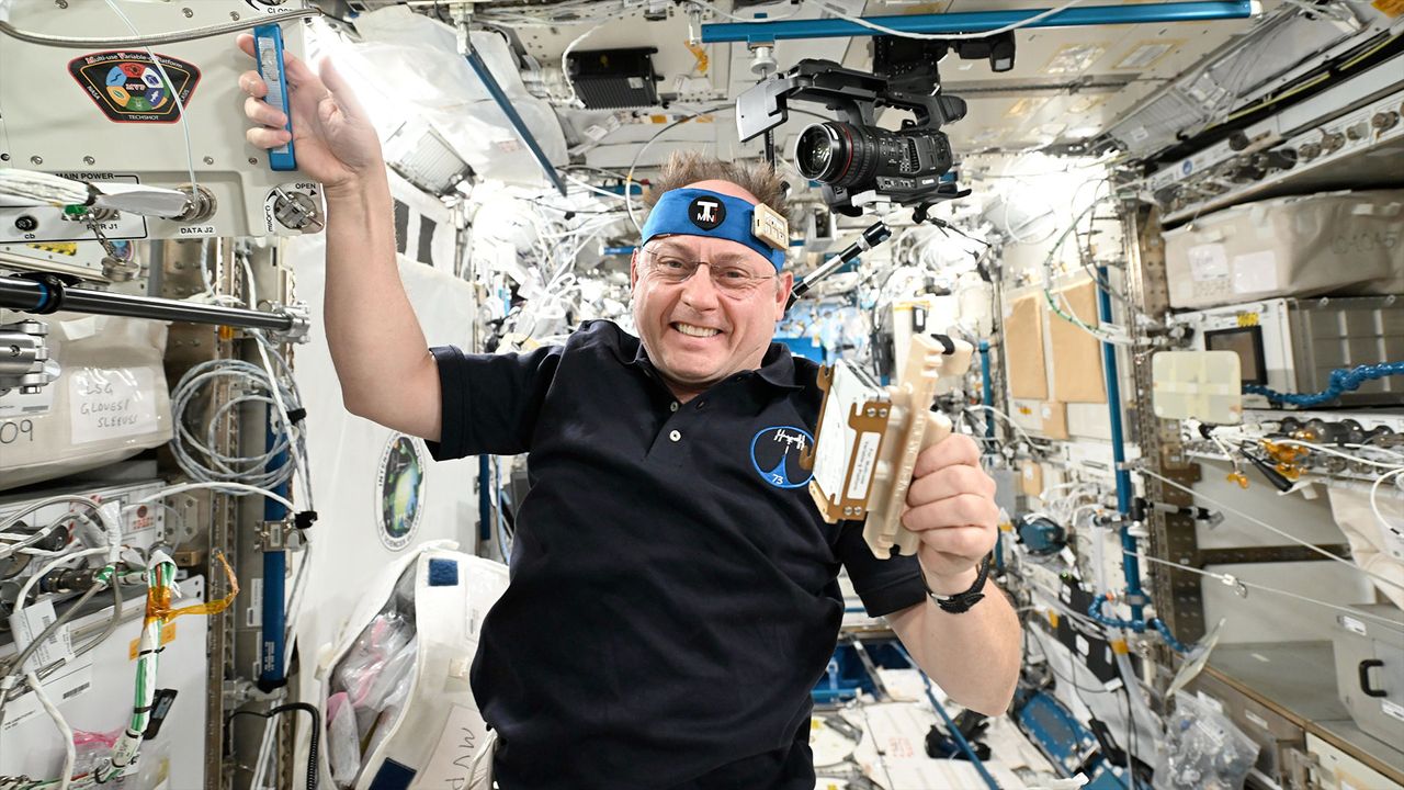 **選択肢1：より自然な表現** 宇宙飛行士、瞑想の代わりに宇宙遊泳中の星空観賞を選ぶ | 国際宇宙ステーションにて、2025年8月11日～15日 **選択肢2：少し情報を加える場合** 宇宙飛行士、軌道上での瞑想を星空観賞に切り替え | 2025年8月11日から15日まで、国際宇宙ステーションにて **選択肢3：短い見出しのような表現** 宇宙飛行士、瞑想よりも星空を | 国際宇宙ステーション、2025年8月11日～15日 **解説:** * "trades meditation for starry sky views" を「瞑想の代わりに星空観賞を選ぶ」と訳すことで、より自然な日本語に近づけました。 * "in orbit" は、文脈によっては「軌道上での」「宇宙遊泳中の」といった表現が適切です。ここでは、星空観賞と組み合わせることで、宇宙遊泳中の星空観賞というニュアンスを出すことも可能です。 * 日付は、日本語の一般的な表記に合わせました。 どの訳が最適かは、テキストがどのような文脈で使用されるかによって異なります。