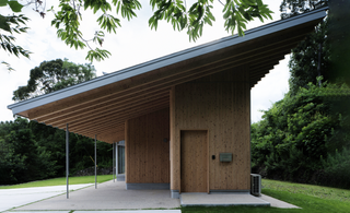 House in Hasami with an upward shape roof.