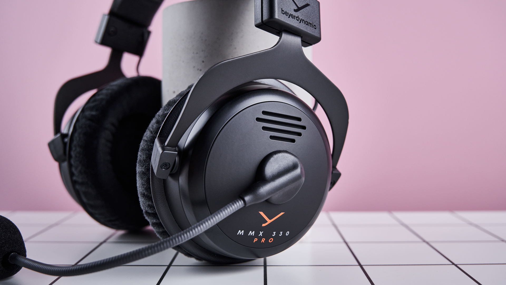 Primer plano del micrófono Beyerdynamic MMX 330 Pro