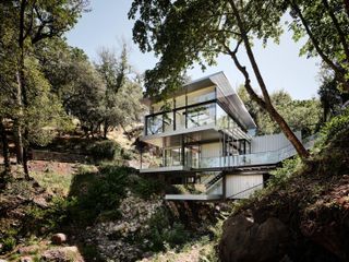 Suspension House in Californian hills