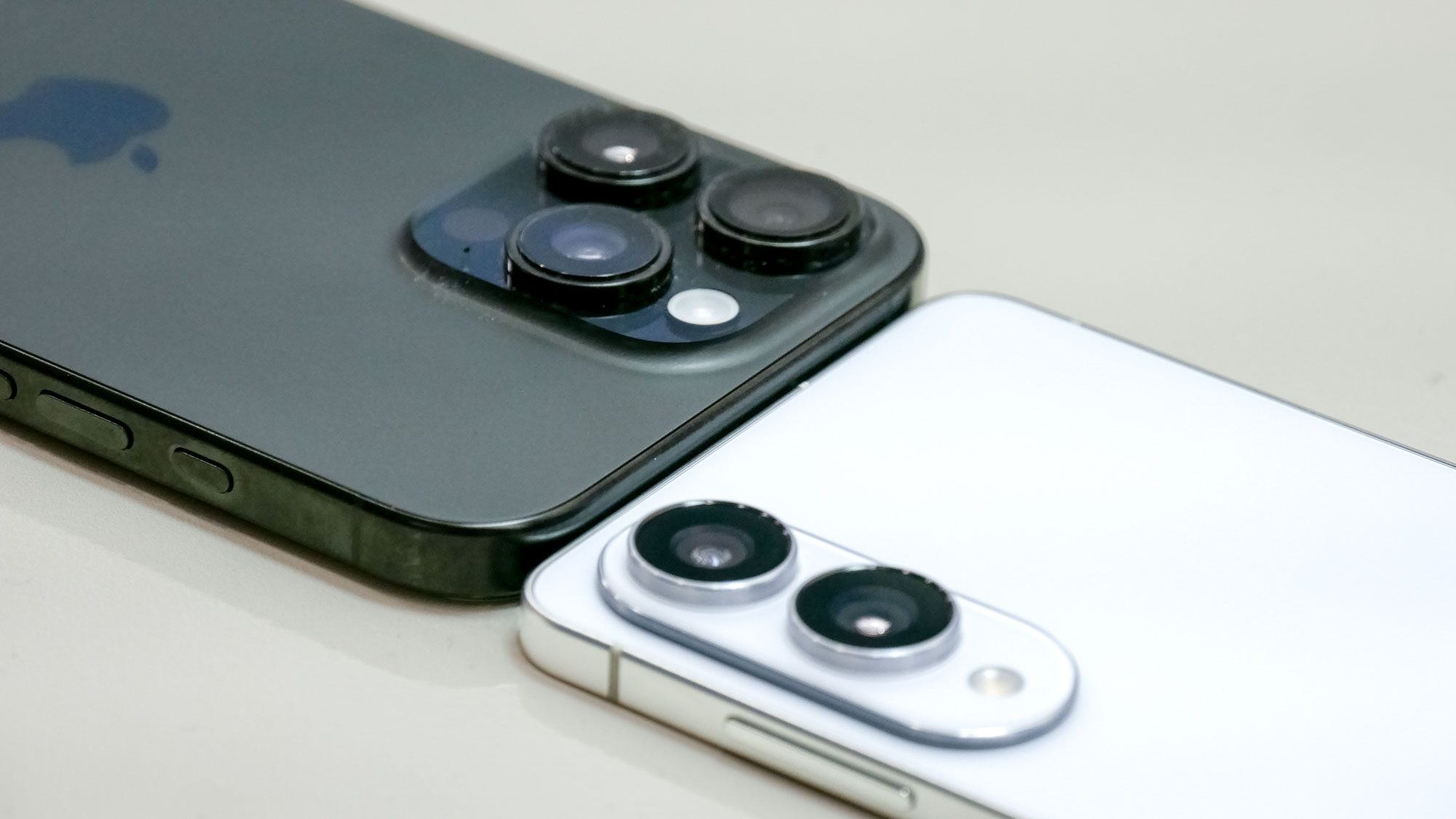 Galaxy S25 Edge vs iPhone 16 Pro Max.
