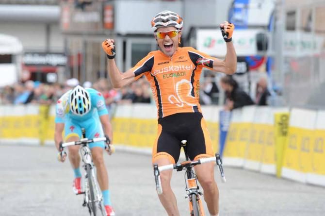 Samuel Sanchez (Euskaltel-Euskadi) beats Jakob Fuglsang (Astana) in Superd&eacute;voluy.