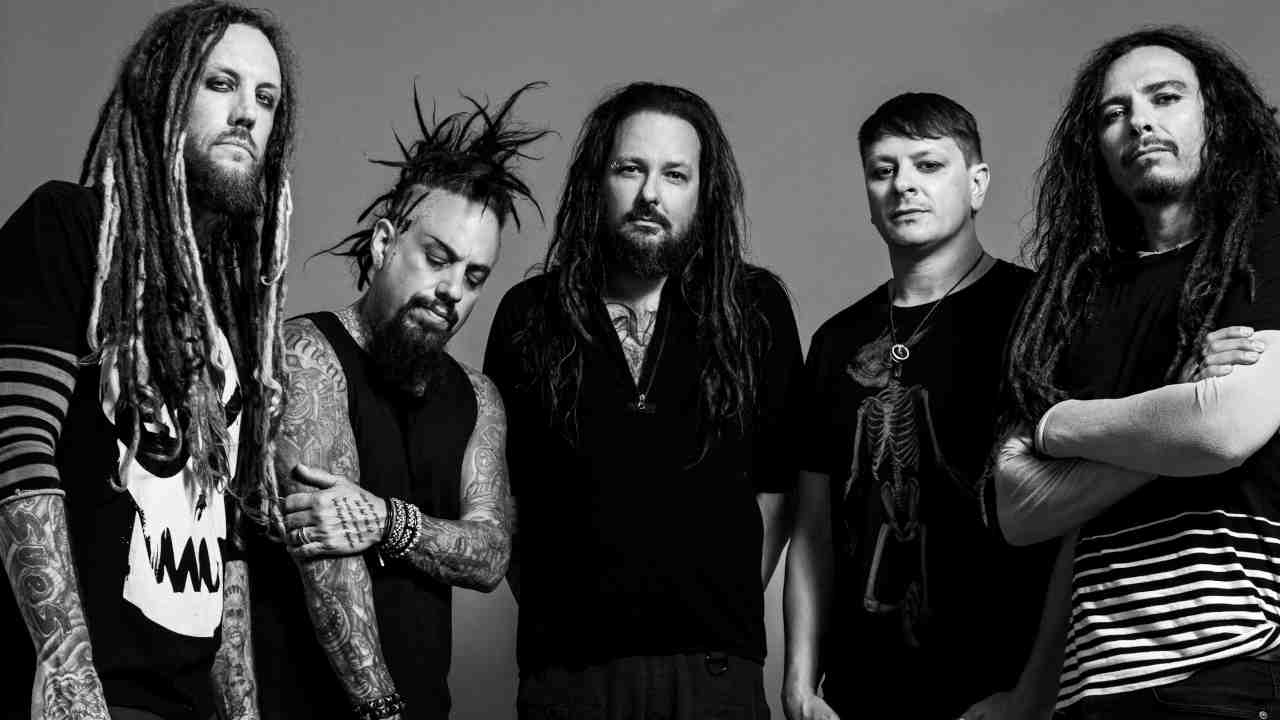 Korn posing for a photograph in 2019
