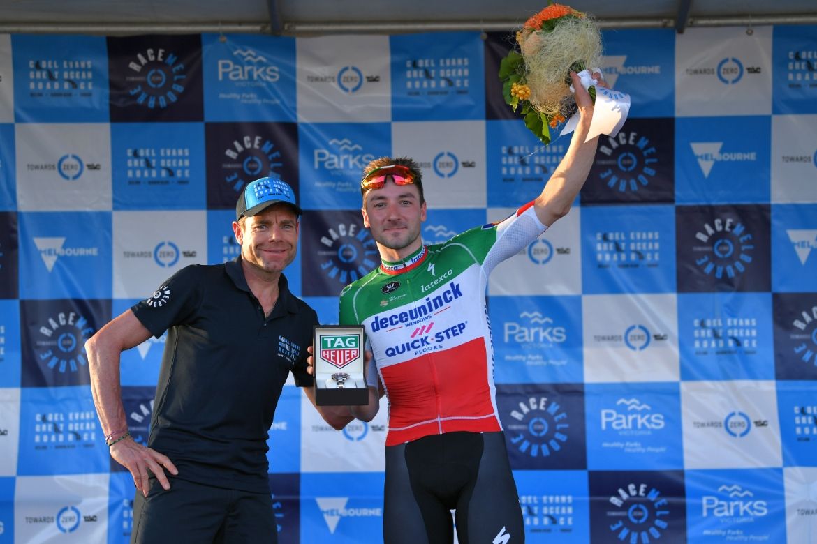 Cadel Evans presents the prize