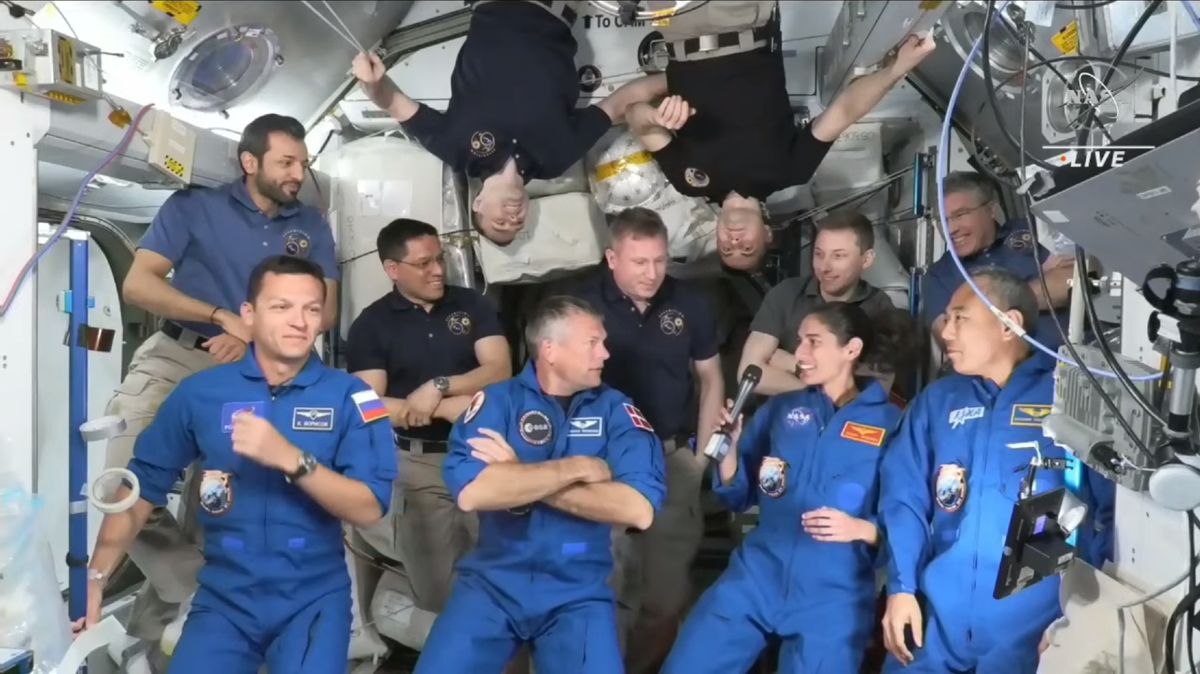 SpaceX Crew-7 Dragon-capsule meert aan bij het ruimtestation met een internationaal team van astronauten (video)