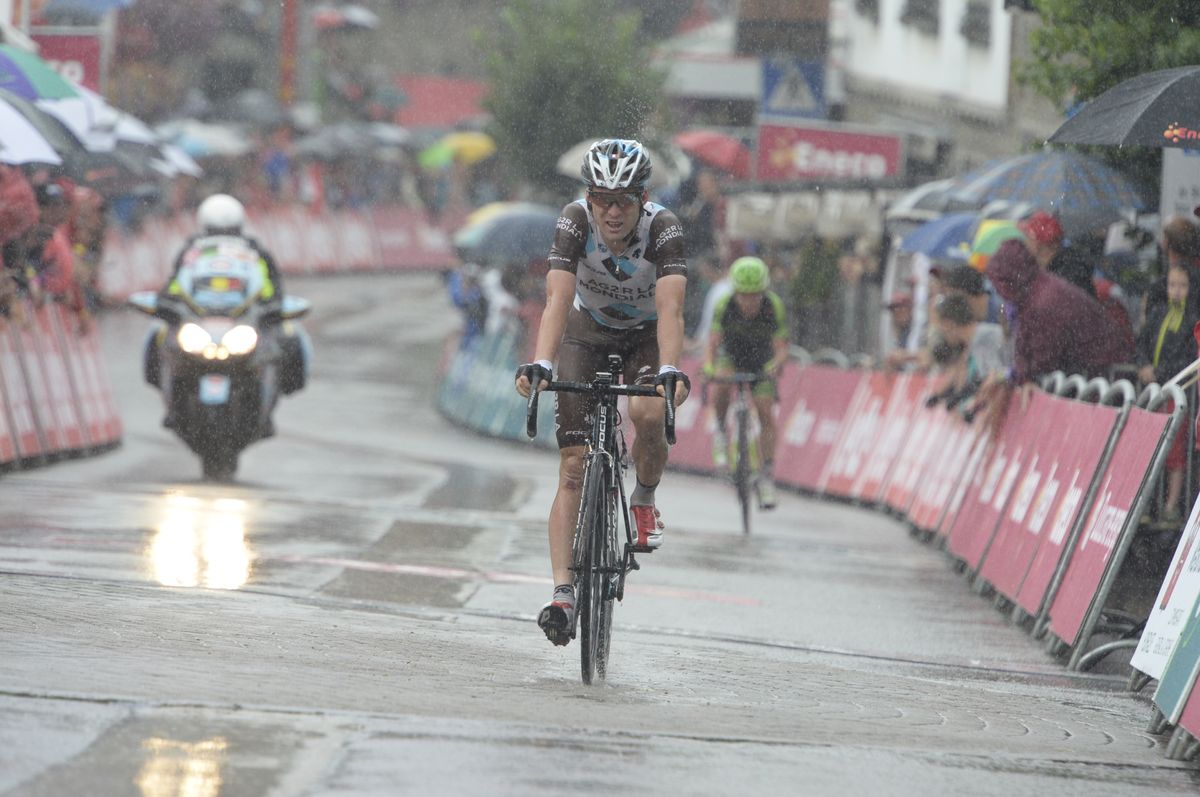 Bakelants crosses the line