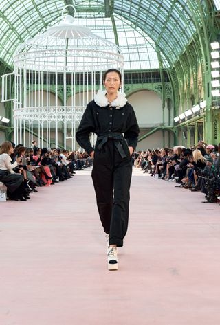 Ein Model spaziert bei der Chanel-Frühjahr/Sommer-Show 2025 im Grand Palais während der Paris Fashion Week.