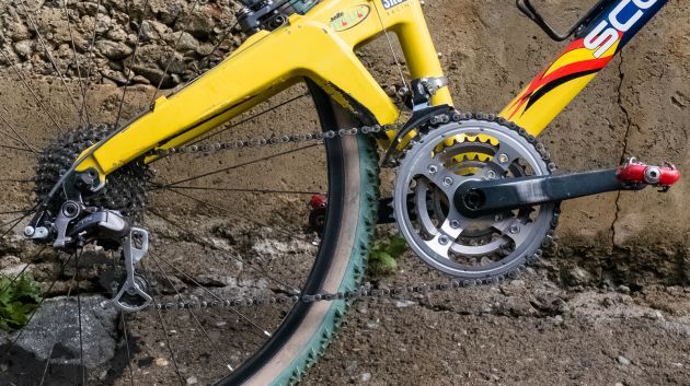 The dark grey finish of the XTR M950 groupset is undoubtedly handsome though
