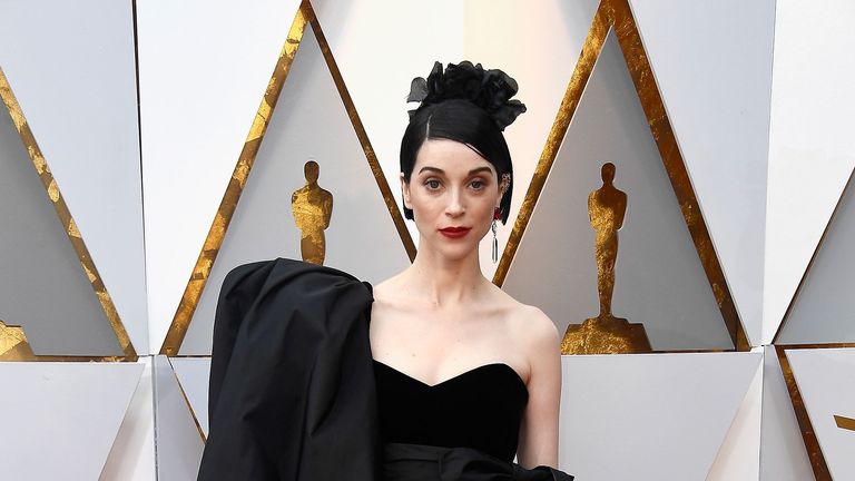 Shoulder, Clothing, Red carpet, Carpet, Dress, Fashion, Leg, Flooring, Joint, Little black dress,