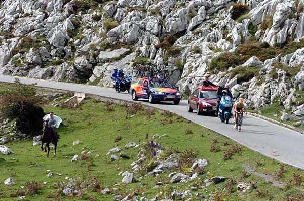 The Illes Balears pair of Unai Osa and Francisco Mancebo cut a solitary swathe through the pass