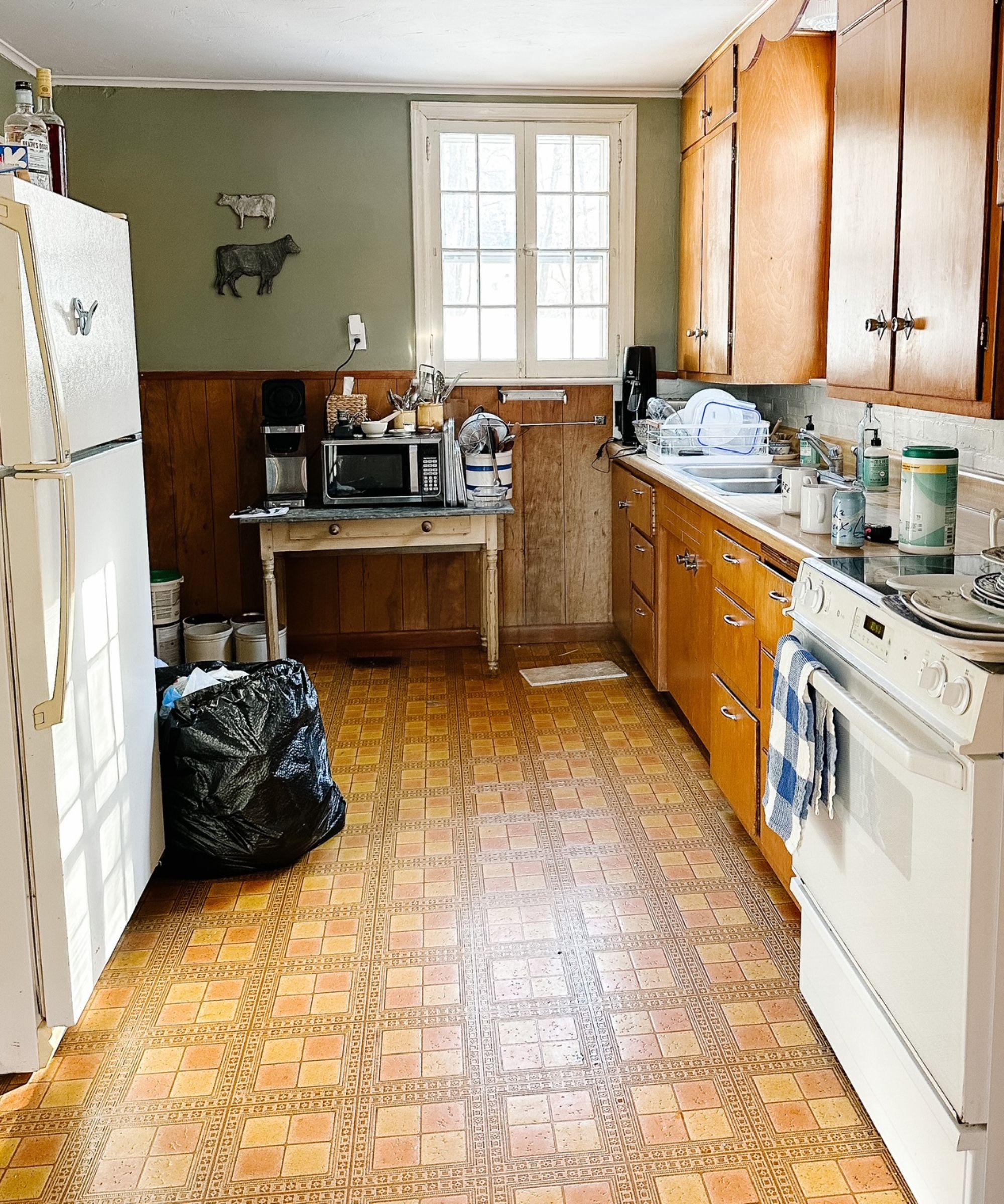 A dated kitchen pre-renovation
