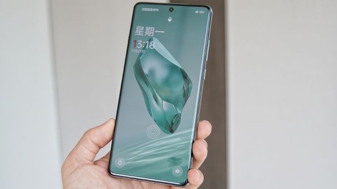 A leaked hands-on photo of the OnePlus 12