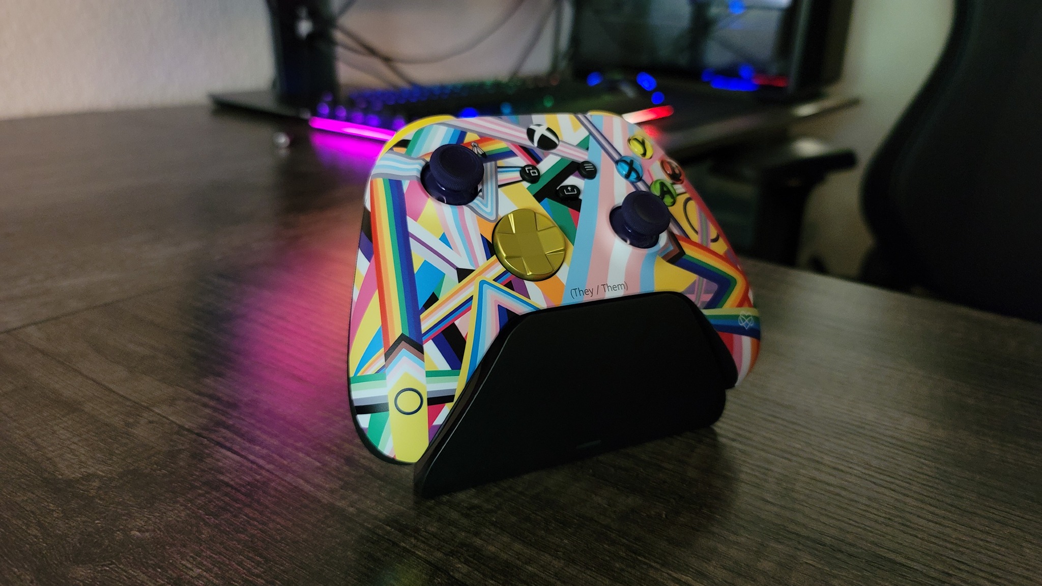 Photograph of an Xbox controller attached to the Razer Universal Quick Charging Stand for Xbox Series X|S