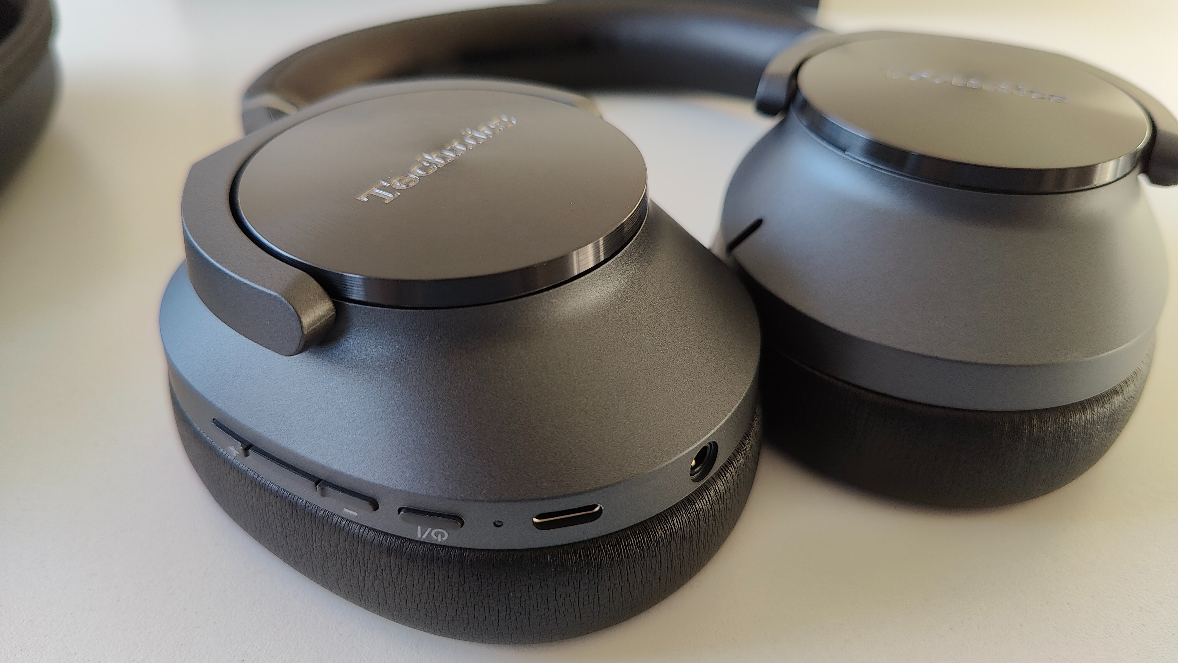 Technics EAH-A800 ligge på et bord med udsigt til betjeningsknapperne