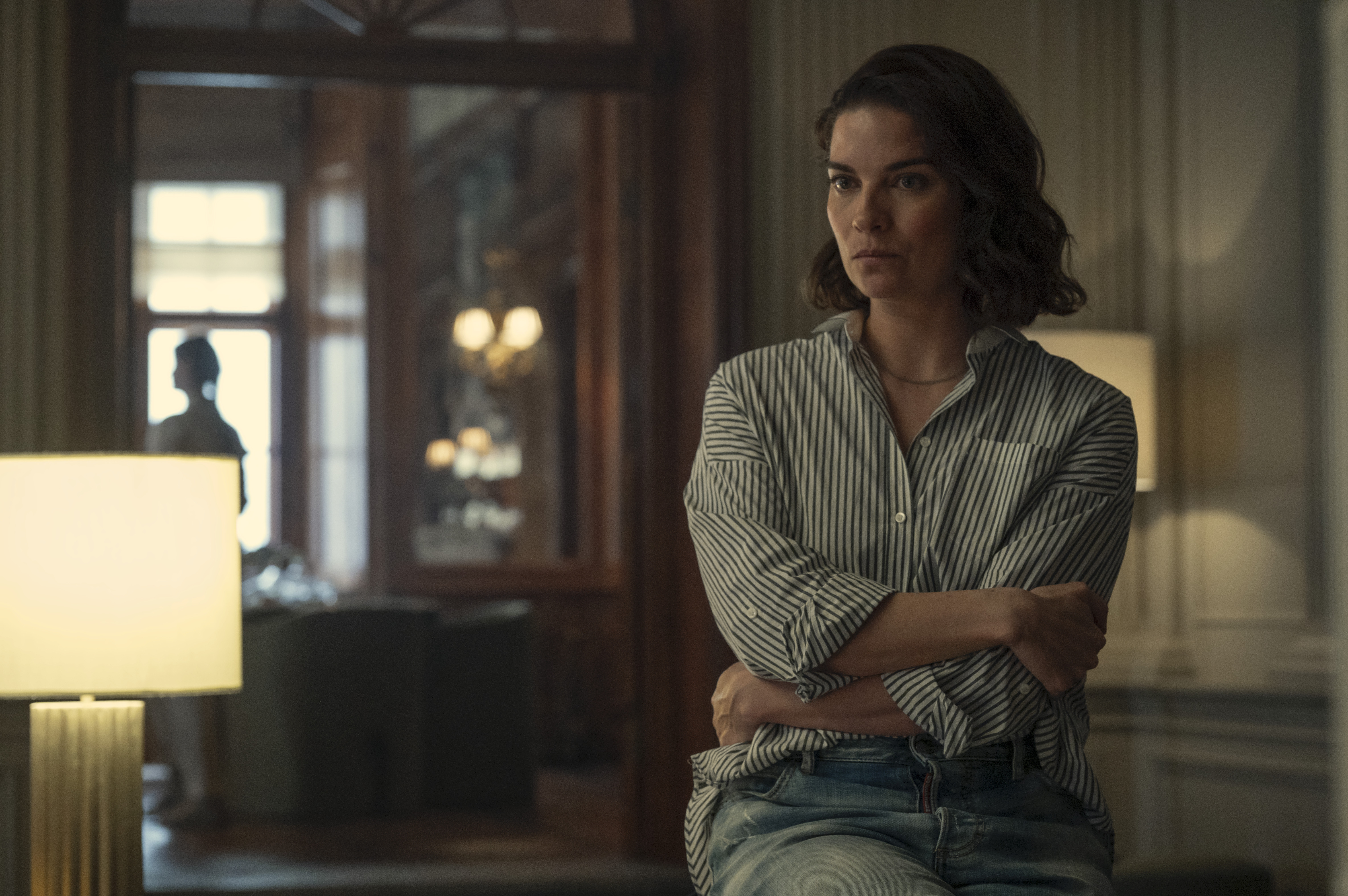 annie murphy as imogen wearing a striped shirt and jeans in nine perfect strangers season 2