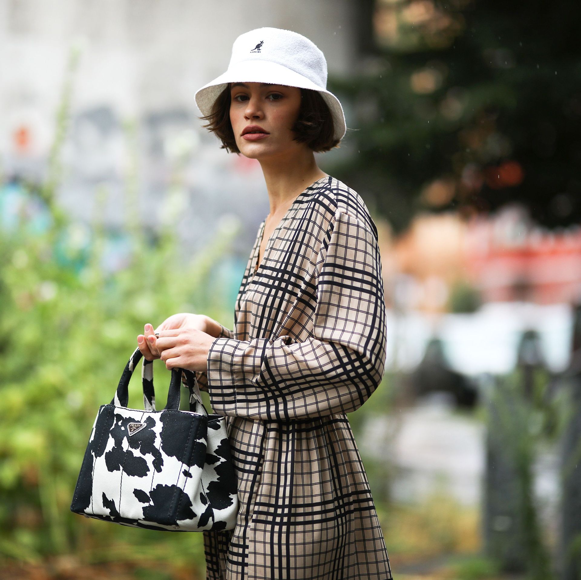 Woman wearing a fall hat