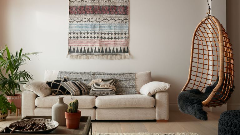 10 Cream Living Room Ideas That Show, What Colours Go With Cream Sofa