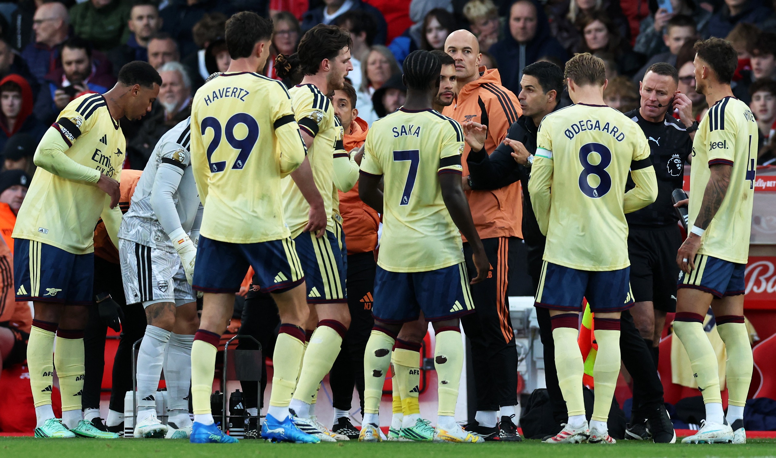 Arsenal manager Mikel Arteta addresses his players