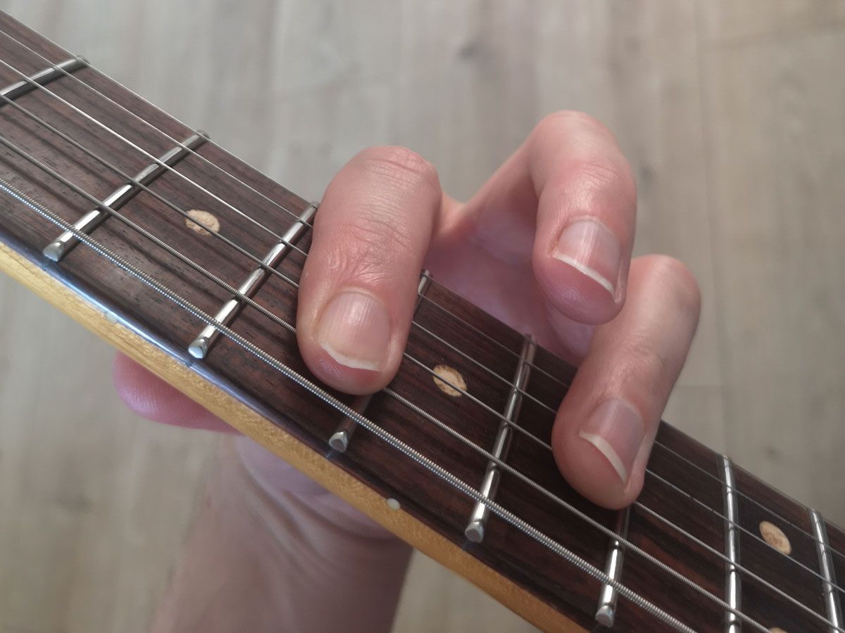 How to play the F chord on guitar