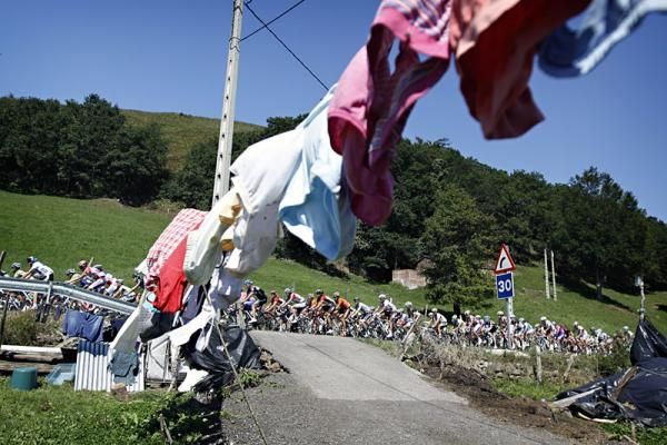 The peloton en route to Noja in the Vuelta's 18th stage.